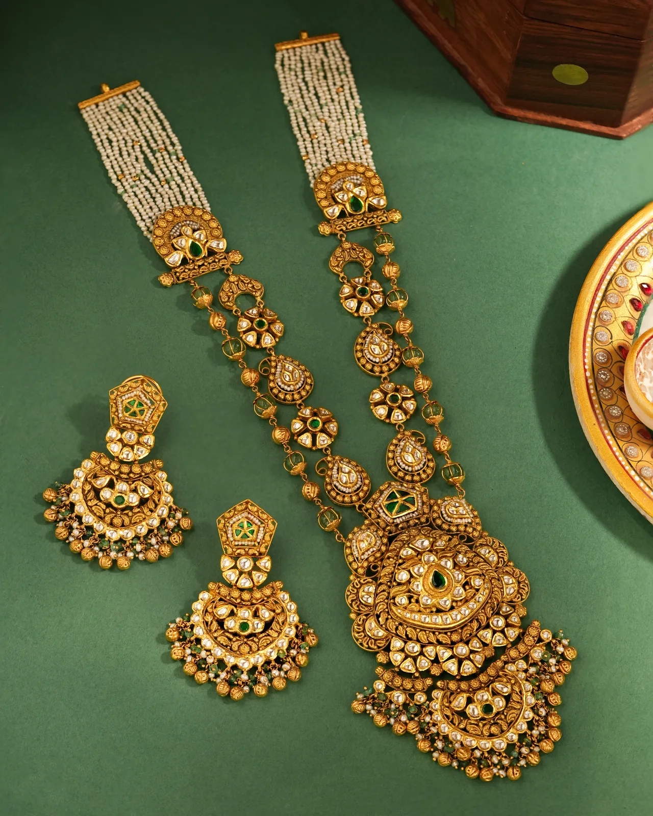 Traditional antique gold necklace for wedding